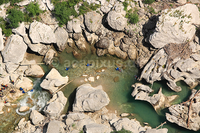 Gorge Verdon. Gorges du Verdon eller Grand canyon du Verdon. Bodysurfere i bunden af canyonen; ; Gorges du Verdon / Provence; Frankrig; ; ; Dale, canyon, canyons, erosion, floder, alperne, bodysurfing