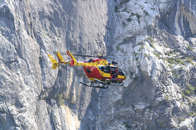 Helikopter. Tilskadekommen vandrer hentes op fra Gorges du Verdon eller Grand canyon du Verdon med helikopter; ; Gorges du Verdon / Provence; Frankrig; ; ; Dale, canyon, canyons, erosion, floder, alperne
