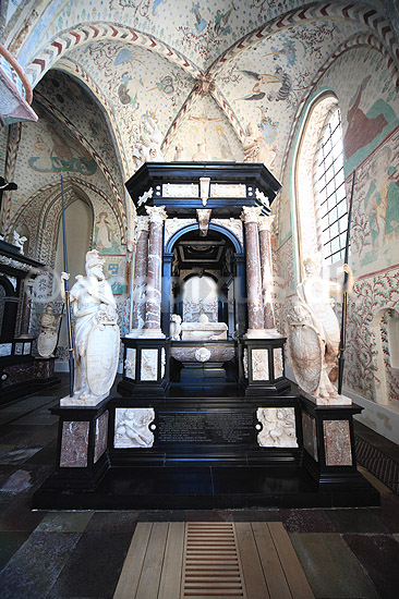 Roskilde Domkirke. Kong Frederik 2 og Sofies gravmonument i Helligtrekongers Kapel i Roskilde Domkirke (Frederik II); ; Roskilde Domkirke / Roskilde; Danmark; ; ; turistsev�rdigheder, religion, kristendom, kirker, kirke, domkirker, UNESCO World Heritage, gravkapeller, gravkapel, konger, kongehuset