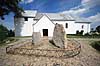 Jellingstenene. Jelling stenene med Kristus figuren foran Jelling Kirke p� kirkeg�rden  Jelling / Jylland Danmark   Jellingestenene, Jellingestenen, Jellingstenen, Harald Bl�tand, runer, runesten, religion, kristendom, kirker, kirke, Kristusfigur, Christus, UNESCO World Heritage, UNESCO Verdensarv
