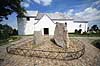 Jellingstenene. Jelling stenene med Kristus figuren foran Jelling Kirke p� kirkeg�rden  Jelling / Jylland Danmark   Jellingestenene, Jellingestenen, Jellingstenen, Harald Bl�tand, runer, runesten, religion, kristendom, kirker, kirke, Kristusfigur, Christus, UNESCO World Heritage, UNESCO Verdensarv
