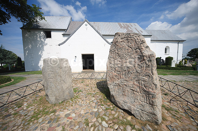 Jellingstenene. Jelling stenene med Kristus figuren foran Jelling Kirke p� kirkeg�rden; ; Jelling / Jylland; Danmark; ; ; Jellingestenene, Jellingestenen, Jellingstenen, Harald Bl�tand, runer, runesten, religion, kristendom, kirker, kirke, Kristusfigur, Christus, UNESCO World Heritage, UNESCO Verdensarv