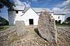 Jellingstenene. Jelling stenene med Kristus figuren foran Jelling Kirke p� kirkeg�rden  Jelling / Jylland Danmark   Jellingestenene, Jellingestenen, Jellingstenen, Harald Bl�tand, runer, runesten, religion, kristendom, kirker, kirke, Kristusfigur, Christus, UNESCO World Heritage, UNESCO Verdensarv