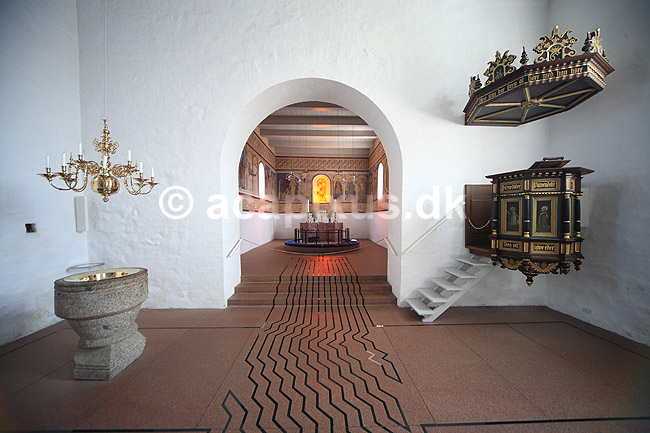 Jelling Kirke. Talerstol og d�befont i Jelling Kirke; ; Jelling / Jylland; Danmark; ; ; 