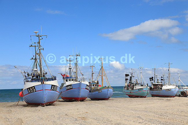 Thorup strand. Fiskerb�de optrukket p� Thorup Strand; ; Thorup Strand / Thorup; Danmark; ; ; Vesterhav, Vesterhavet, sandstrand, b�lger, hav, havet, br�nding, fiskeri, fiskerb�d, kutter, fiskekutter