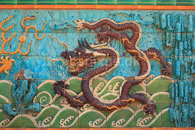 Den Forbudte By. Drage figurer p� Nine Dragon Screen (Jiulongbi) i Den Forbudte By i Beijing.; ; Den Forbudte By / Beijing; Kina; ; ; Palace Museum, The Forbidden City, Det kejserlige palads, UNESCO Verdens Kulturarv, UNESCO World Heritage