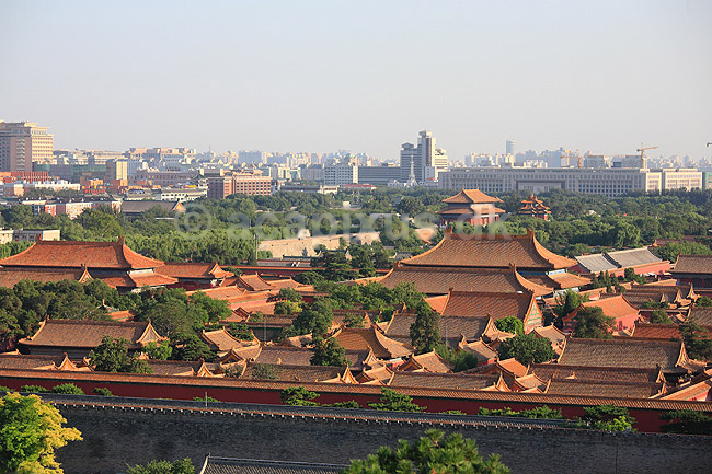 Den Forbudte By. Den Forbudte By med Beijing i baggrunden set fra Jingshan Park.; ; Den Forbudte By / Beijing; Kina; ; ; Palace Museum, The Forbidden City, Det kejserlige palads, UNESCO Verdens Kulturarv, UNESCO World Heritage