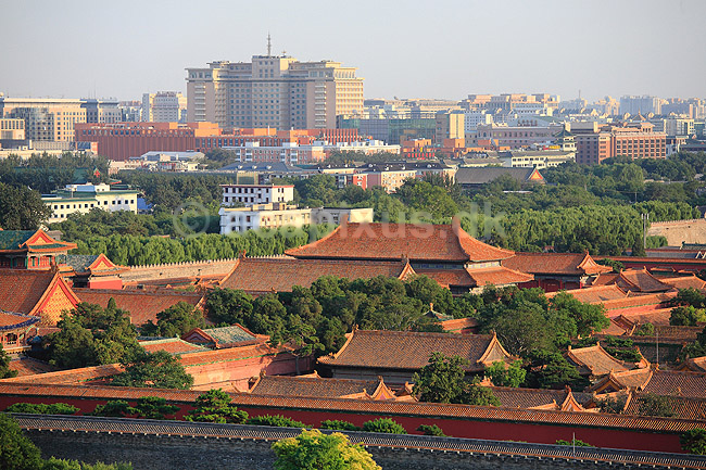 Den Forbudte By. Den Forbudte By med Beijing i baggrunden set fra Jingshan Park.; ; Den Forbudte By / Beijing; Kina; ; ; Palace Museum, The Forbidden City, Det kejserlige palads, UNESCO Verdens Kulturarv, UNESCO World Heritage