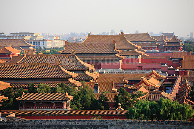 Den Forbudte By. Den Forbudte By med Beijing i baggrunden set fra Jingshan Park.; ; Den Forbudte By / Beijing; Kina; ; ; Palace Museum, The Forbidden City, Det kejserlige palads, UNESCO Verdens Kulturarv, UNESCO World Heritage