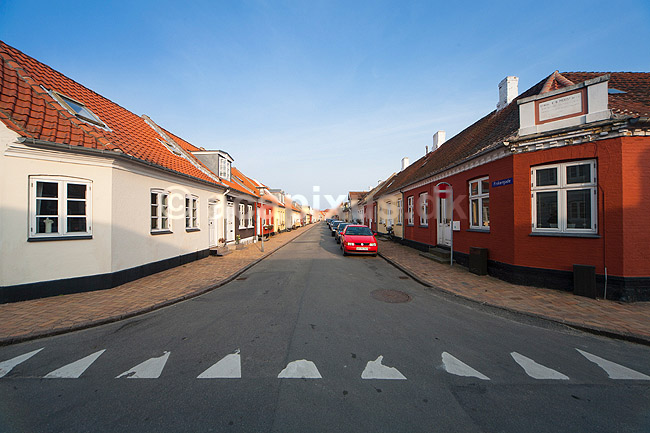 Kerteminde. Huse og parkerede biler i Fiskergade ved T-krydset med Tv�rgade i Kerteminde p� Fyn; ; Kerteminde; Danmark; ; ; Hajt�nder