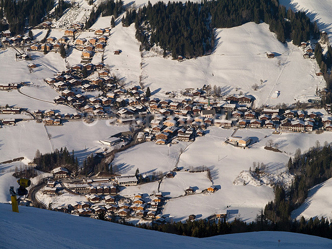 Alpbach. Udsigt over Alpbach og de �striske Alper fra Gasthof Hornboden; ; Alpbach; �strig; ; ; Slalom, sne, skil�b, ski, vinter, vintersport, sport, fritid, Alperne, �sterreich, hejs, skiferie