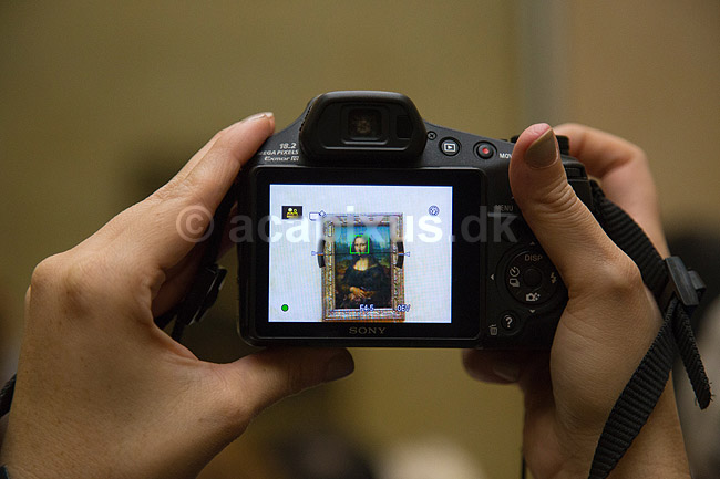 Mona Lisa. Turist fotograferer Mona Lisa billedet p� Le Louvre i Paris; ; Mus�e du Louvre / Paris; Frankrig; ; ; Fotografering, digitalkamera, billedsk�rm, museum, museer