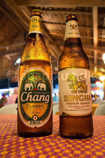 Øl fra Thailand. To øl fra Thailand, Chang og Singha; ; Khao Lak; Thailand; ; ; Drikkevarer, pilsner øl