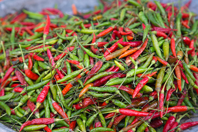 Chili. Chili på marked i Thailand; ; ; Thailand; ; ; Krydderi, krydderier, mad, grøntsager