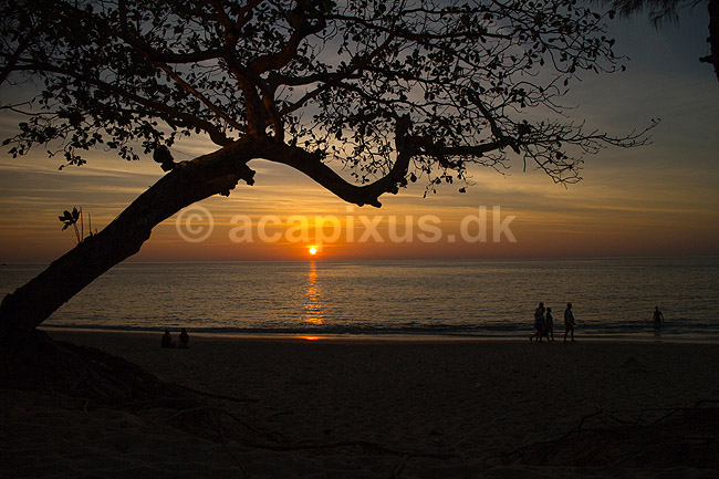 Solnedgang i Thailand. Solnedgang ved stranden i Khao Lak i Thailand; ; ; Thailand; ; ; seværdigheder, rejser, turisme, badeferie
