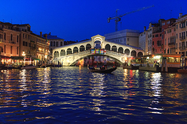Venedig. Gondoler p� Canal Grande i Venedig i skumringen med Rialto broen i baggrunden; ; Venedig; Italien; ; sev�rdigheder; turisme, gondol