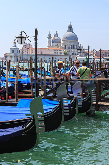 Venedig. Gondoler fort�jrede ved Markuspladsen med St Maria of Salute Basilica i baggrunden; ; Piazza San Marco / Venedig; Italien; ; sev�rdigheder; turisme, gondol