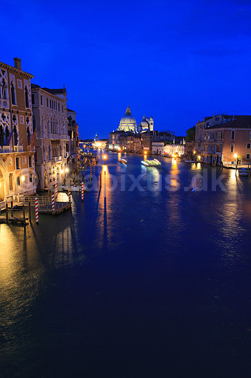 Venedig. Canal Grande i aftenskumringen i Venedig. Set fra Ponte dell' Accademia med St Maria of Salute Basilica i baggrunden; ; Venedig; Italien; ; sev�rdigheder; turisme