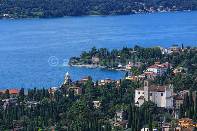Gardasøen. Udsigt over Gardasøen, Lago di Garda, fra byen Supiane ved Gardone Riviera; ; Gardasøen / Gardone Riviera; Italien; ; landskaber; turisme