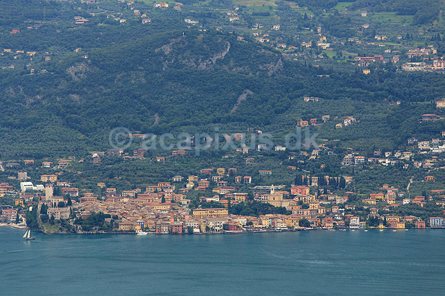 Gardasøen. Udsigt over Gardasøen, Lago di Garda, fra byen Pieve med bjerge i baggrunden; ; Gardasøen / Pieve; Italien; ; landskaber; 25010 Pieve BS, søer
