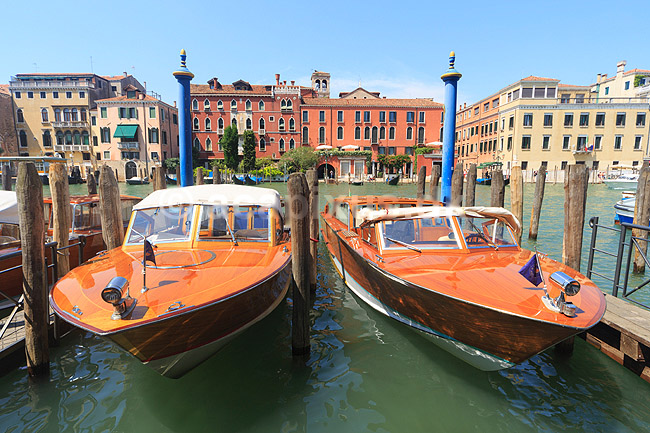 Venedig. Motorbåde fortøjret på Canal Grande i Venedig; ; Venedig; Italien; ; seværdigheder; turisme