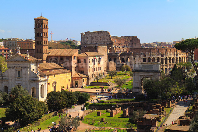 Forum Romanum. Forum Romanum med Colosserum i baggrunden set fra Palatiner Højen; ; Forum Romanum / Rom; Italien; ; Seværdigheder; romerriget, turistseværdigheder, templer