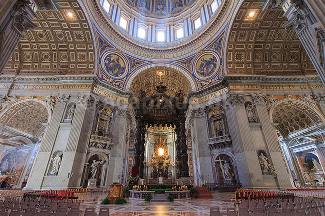 Peterskirken. Pavealteret under Berninis bronzebaldakin i Basillica di San Pietro eller Peterskirken i Rom; ; Rom; Italien; ; Sev�rdigheder; turistsev�rdigheder, kirker, paven, paved�mmet, Vatikanet, Vatikan Staten, sightseeing