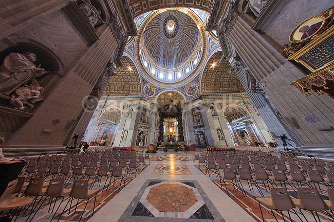 Peterskirken. Pavealteret under Berninis bronzebaldakin i Basillica di San Pietro eller Peterskirken i Rom; ; Rom; Italien; ; Sev�rdigheder; turistsev�rdigheder, kirker, paven, paved�mmet, Vatikanet, Vatikan Staten, sightseeing