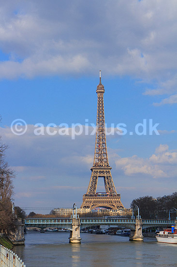 Eiffel T�rnet. Eiffel T�rnet set fra Ile aux Cygnes; ; Ile aux Cygnes  / Paris; Frankrig; ; Sev�rdigheder; Sev�rdigheder, st�l, metal, t�rne