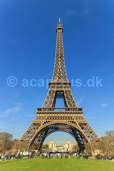 Eiffel T�rnet. Eiffel T�rnet set fra Champ de Mars; ; Tour Eiffel / Paris; Frankrig; ; Sev�rdigheder; Sev�rdigheder, st�l, metal, t�rne