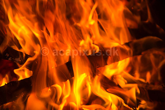 Flammer. Ilden blusser i b�l; ; Lake �snen; Sverige; ; ; Varme, forbr�nding, ild