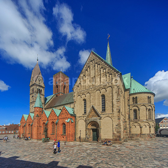Ribedomkirke. Ribe Domkirke (Vor Frue Kirke Maria) p� Torvet i Ribe; ; Ribe; Danmark; ; Sev�rdigheder; Kirker, Domkirker, kristendom, 