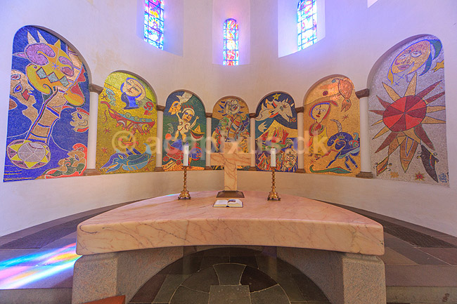 Ribedomkirke. Ateret i Ribe Domkirke (Vor Frue Kirke Maria) - apsis dekoreret med kalkmalerier, glasmalerier og glasmosaikker af Carl Henning Pedersen; ; Ribe; Danmark; ; Sev�rdigheder; Kirker, Domkirker, kristendom, 