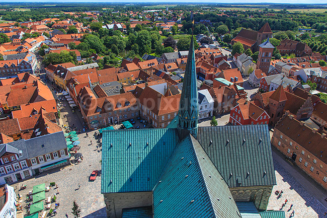 Ribe. Ribe Domkirke (Vor Frue Kirke Maria) p� Torvet i Ribe; ; Ribe; Danmark; ; ; hustage, tage