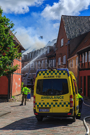 Husbrand. Brandbil og ambulancebil ved tagbrand i gammelt hus i Skolegade i Ribe; ; Ribe; Danmark; ; ; Brand, ildebrand, brandslukning, forsikring, brandforsikring