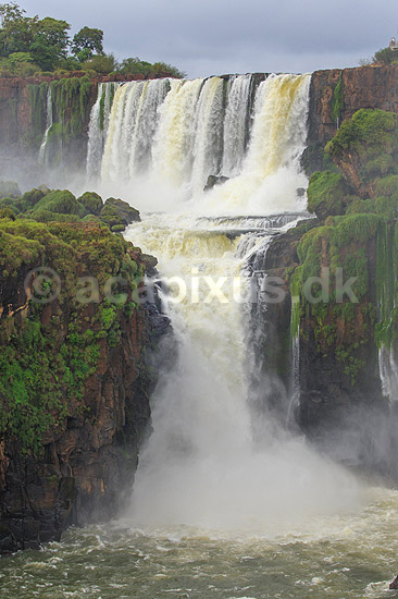 Iguazu vandfaldene. Salto san Martin ved Iguazu vandfaldene - set fra den Argentinske side af vandfaldene; ; Iguazu; Argentina; Sydamerika; ; Vandfald, The Iguazu Falls, Iguazú Falls, Iguassu Falls, Iguaçu Falls, Cataratas del Iguazú, Cataratas do Iguaçu 