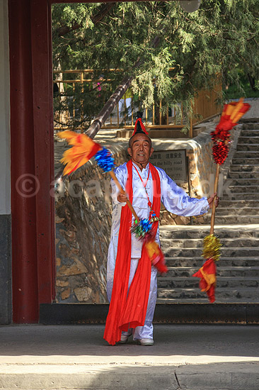 Sommerpaladset i Beijing. En �ndemager skr�mmer onde �nder bort i Sommerpaladset i Beijing; ; Beijing; Kina; Asien; ; Peking
