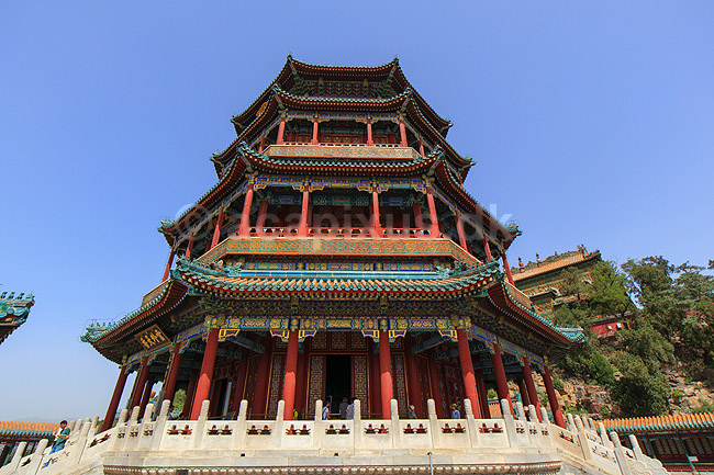 Sommerpaladset i Beijing. Tower of Buddhist Incense (Foxiangge) ved Sommerpaladset i Beijing - Summer Palace; ; Beijing; Kina; Asien; ; Peking