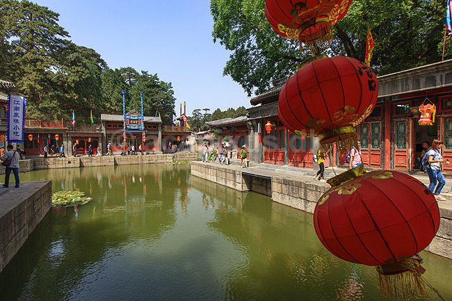 Sommerpaladset i Beijing. Houhu Lake ved Sommerpaladset i Beijing - Summer Palace; ; Beijing; Kina; Asien; ; Peking