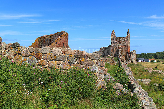 Hammershus. Magasinet (tv) og Blommet�rnet (th) ved Hammershus slotsruin; ; Bornholm; Danmark; ; Sev�rdigheder; Turistattraktion
