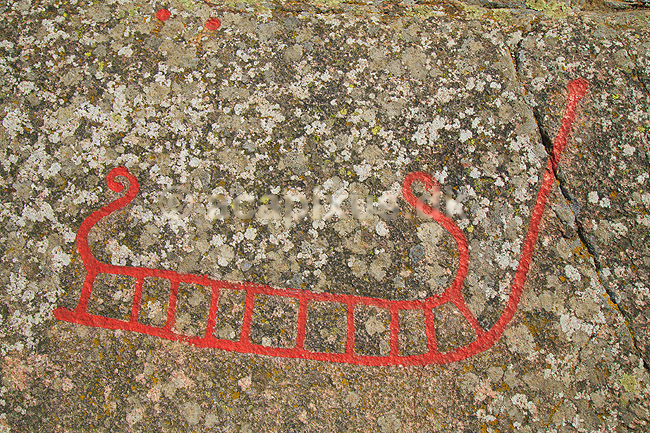 Helleristninger. Helleristning af vikingeskib ved Madsebakke p� Bornholm. Madsebakke helleristningsfelt er Danmarks st�rste med fjorten skibsbilleder, fem hjulkors, fem fodfigurer og mange sk�ltegn; ; Madsebakke / Allinge / Bornholm; Danmark; ; ; Vikinger, vikingetiden, kommunikation, broncealder