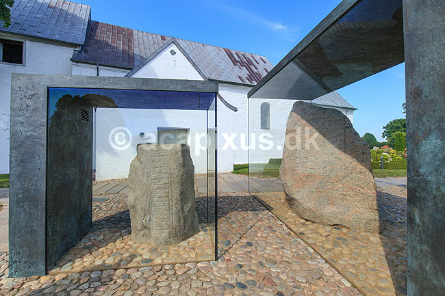 Jellingstenene. Jelling stenene med Kristus figuren foran Jelling Kirke p� kirkeg�rden; ; Jelling / Jylland; Danmark; ; ; Jellingestenene, Jellingestenen, Jellingstenen, Harald Bl�tand, runer, runesten, religion, kristendom, kirker, kirke, Kristusfigur, Christus, UNESCO World Heritage, UNESCO Verdensarv
