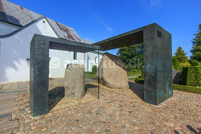 Jellingstenene. Jelling stenene med Kristus figuren foran Jelling Kirke p� kirkeg�rden; ; Jelling / Jylland; Danmark; ; ; Jellingestenene, Jellingestenen, Jellingstenen, Harald Bl�tand, runer, runesten, religion, kristendom, kirker, kirke, Kristusfigur, Christus, UNESCO World Heritage, UNESCO Verdensarv