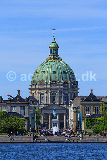 Amalienborg og Marmorkirken. Amalienborg og Marmor Kirken / Frederiks Kirke set fra Operahuset; ; K�benhavn; Danmark; ; Sev�rdigheder; 