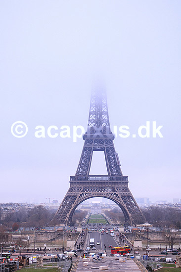 Eiffelt�rnet. Eifelt�rnet rager op i lavtl�ggende skyer og bliver halvt; ; Tour Eiffel / Paris; Frankrig; ; Landskaber; Sev�rdigheder, st�l, metal, t�rne