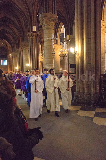 Cath�drale Notre-Dame. Et kors b�res i procession gennem Notre Dame i Paris efter ceremoni; ; Notre Dame / Paris; Frankrig; ; ; Religion, kristendom, Notre Dame Cathedral, 6 Parvis Notre-Dame - Place Jean-Paul II, 75004 Paris, France. Kirker, domkirker, katedral, katedraler