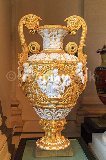 Porcel�n. Vase udstillet p� porcel�nsmuseet Cite de la ceramique Sevres et Limoges; ; Manufacture nationale de Sevres / Paris; Frankrig; ; ; Sev�rdigheder, museer, karamik, kunst, udstilling