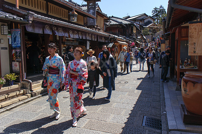 Piger i kimono. Japanske piger i traditionel kimono i Ninen-zaka / Sannen-zaka gaderne; ; Higashiyama District / Kyoto; Japan; Asien; ; T�j, bekl�dning, kimonoer