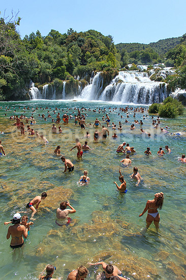 Krka National Park. Badende ved vandfald i Krka National Park; ; Krka National Park; Kroatien; ; ; Nationalparker, badning, vand, turisme, sighseeing, ferie, sommer