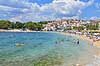 Primosten. Badende p� stranden i Primosten  Primosten Kroatien   Ferie, turistm�l, badning, solbadning, solbadere, sandstand